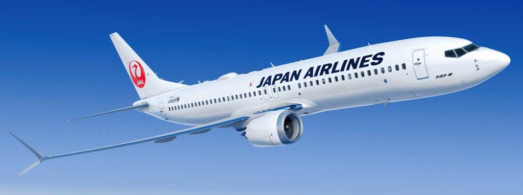 Japan Airlines 737 with Intelsat multi-orbit connectivity