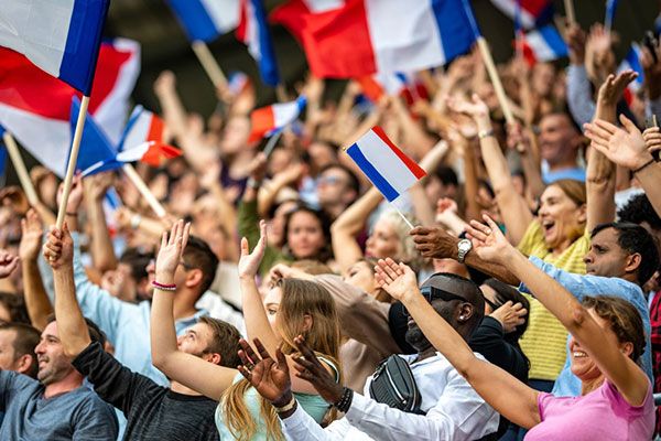 fans waving flags tv5monde