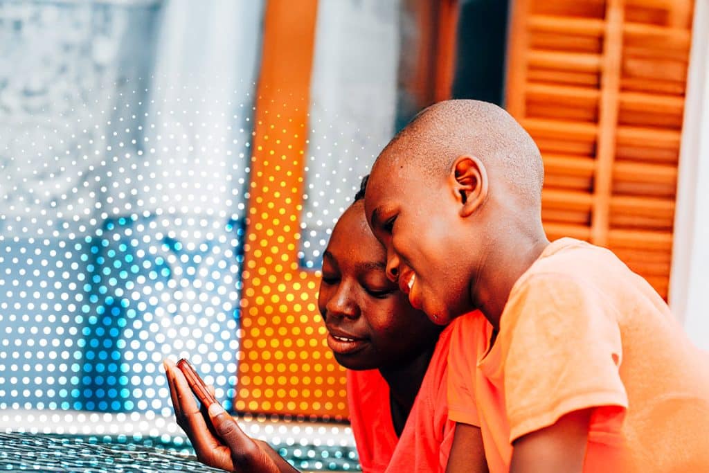 children using Orange Mali cell service