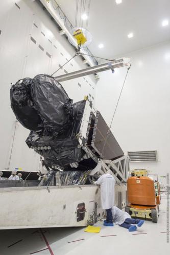 Pose intelsat-33e CU1 sur dolly au S5B le 22/07/2016