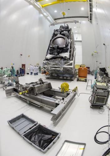 Pose intelsat-33e CU1 sur dolly au S5B le 22/07/2016