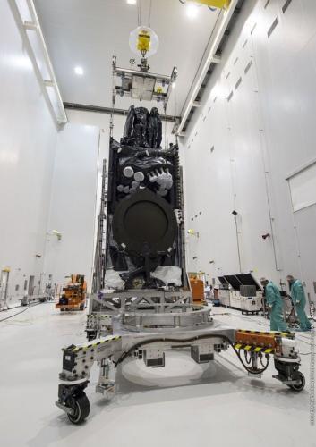 Pose intelsat-33e CU1 sur dolly au S5B le 22/07/2016