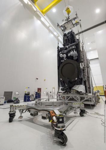 Pose intelsat-33e CU1 sur dolly au S5B le 22/07/2016
