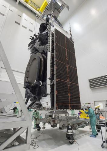 Pose intelsat-33e CU1 sur dolly au S5B le 22/07/2016